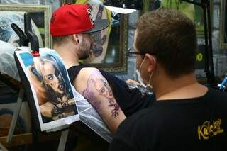 Tatuagens realistas impressionam pela riqueza de detalhes. (Foto: André Bittar)