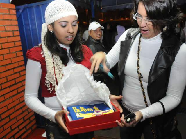  F&atilde;s enfrentam vento gelado e um pouco de tumulto para ver Rebeldes nacionais