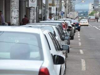 Veículos estacionados na região central de Campo Grande (Foto: Marcos Ermínio)