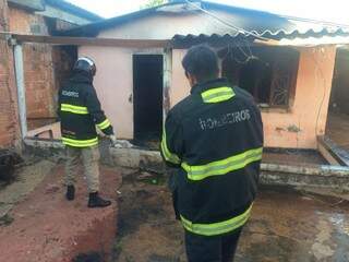 Depois do crime, a casa do suspeito foi incendiada. (Foto: Guilherme Henri) 