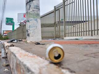 Na calçada, estilhaços e cerveja. No poste, marcas da batida. (Foto: João Garrigó)