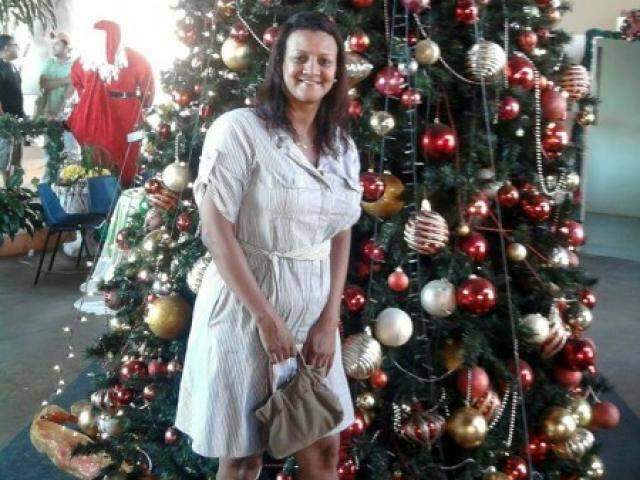 Mulher faz bazar onde todo mundo pode levar de graça para casa o que gostar 