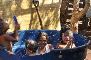 Para diminuir o calor, famílias tem gastado 10% a mais de água por dia (Foto: Alcides Neto)