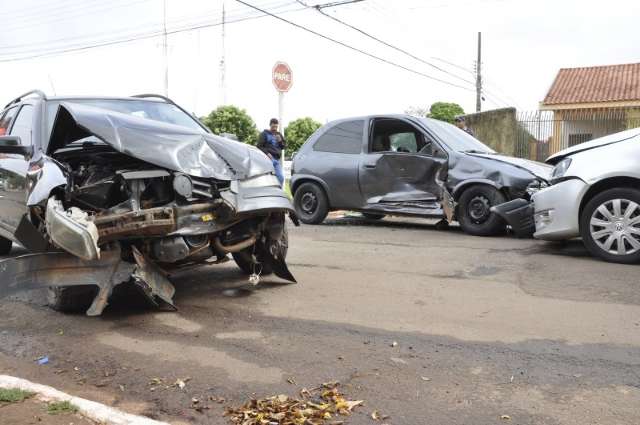 Corsa n&atilde;o respeita sinaliza&ccedil;&atilde;o e causa acidente com outros dois carros