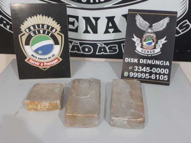 Jovem &eacute; presa com R$ 20 mil em coca&iacute;na e casal com 57 papelotes 