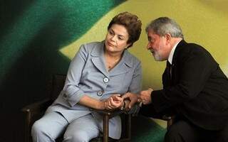 A presidente Dilma Rousseff em conversa com o ex-presidente e, agora ministro da Casa Civil, Lula. (Foto: Agência Brasil/ Arquivo)