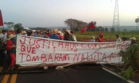 Protestos “pró-Dilma” interditam três pontos de rodovias em MS