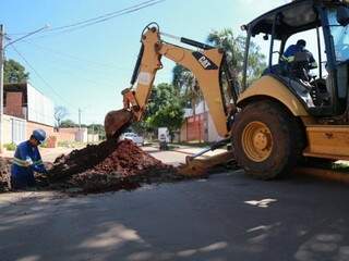 Trecho onde funcionários conseguiram iniciar obra:
reclamações pela danificação do asfalto novo (Foto: Alcides Neto)