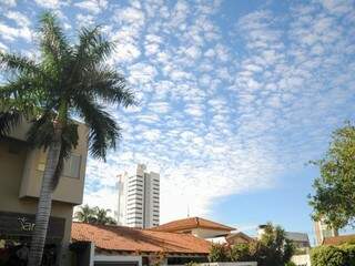 Céu claro com nuvens na tarde desta quarta-feira no Jardim dos Estados na Capital (Foto: Paulo Francis)