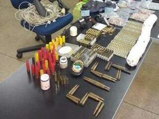 Munições, armas e explosivos apreendidos em operação (Foto: Divulgação/ Polícia Civil)