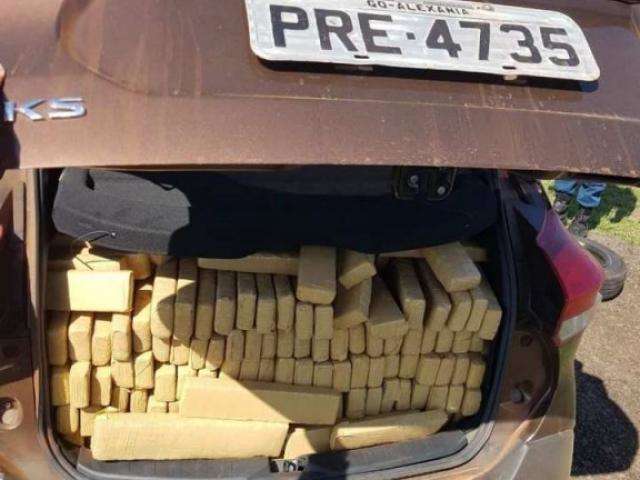 Dupla de adolescentes bate carro com mais de 600 kg de maconha