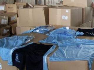 Bermudas e camisetas de malha chegaram ao almoxarifado da Semed nesta sexta-feira (24) (Foto: PMCG/Divulgação)