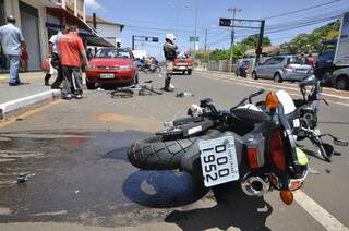 Moto e Bicicleta ficaram destruídas com a colisão. (Foto:Marcelo Calazans) 