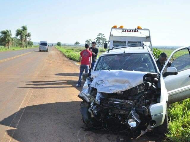 EcoSport bate em Fusca, que era empurrado, e mata criança de 7 anos