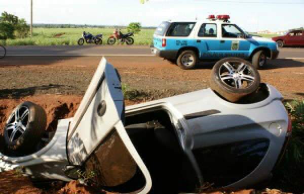  Celta sai da pista, capota e cai em valeta &agrave;s margens da MS-376