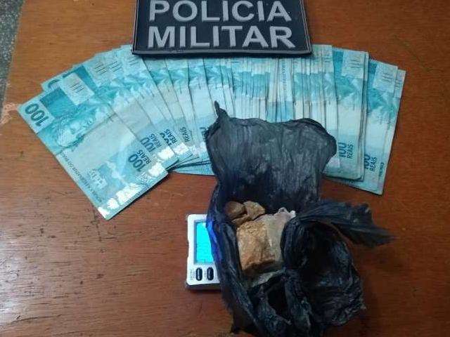 Traficante &eacute; preso em &quot;boca de fumo&quot; com crack e R$ 6 mil 