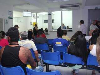 Pacientes aguardavam atendimento já nas primeiras horas de funcionamento da UPA (Foto: Alan Nantes)