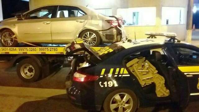 Motorista &ldquo;fura&rdquo; bloqueio, foge da pol&iacute;cia e deixa Corola com maconha