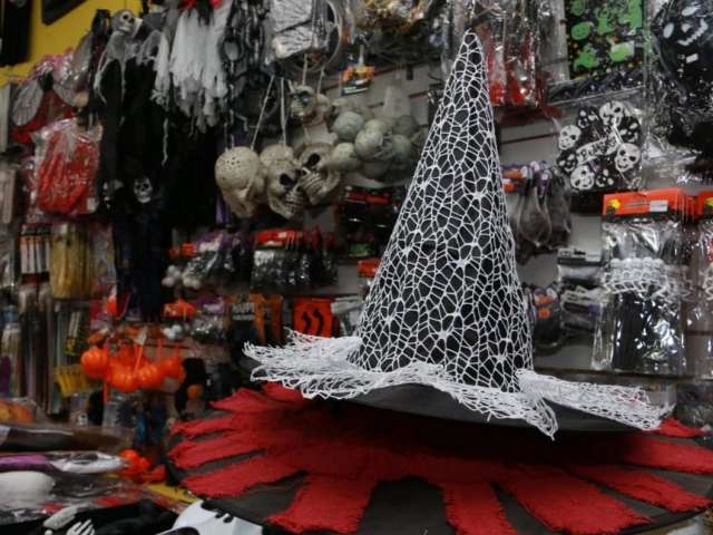 A 6 dias para celebra&ccedil;&atilde;o, Halloween movimenta com&eacute;rcio de fantasias 