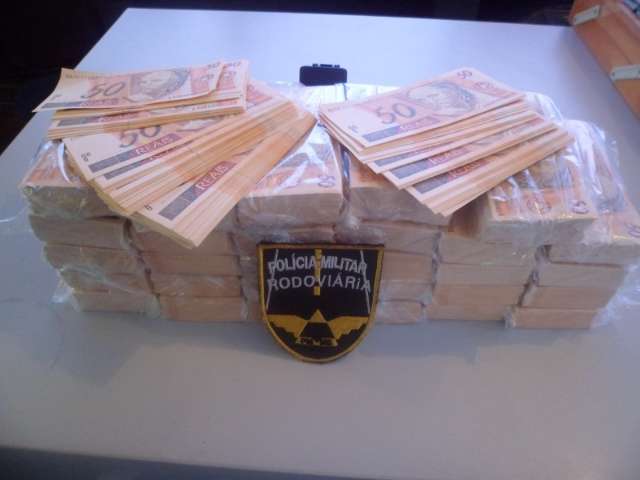 Adolescente de 16 anos &eacute; presa com R$ 300 mil em notas falsas