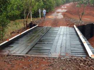 Uma das pontes de madeira reformada pela Prefeitura em 2016 (Foto: Divulgação/PMCG)