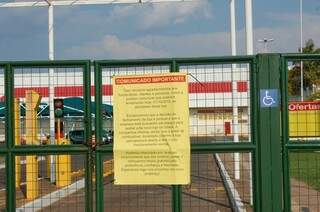 Comunicado no portão informa o fechamento de estabelecimento (Foto: Simão Nogueira)