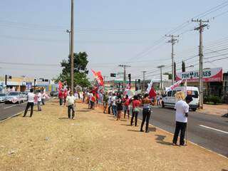 Bandeirada na avenida Mato Grosso: cena tem sido incomum na campanha. (Foto: Rodrigo Pazinato)