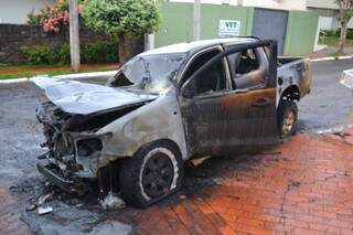 Hilux ficou destruída depois de ser queimada na madrugada de hoje. (Fotos:Simão Nogueira)