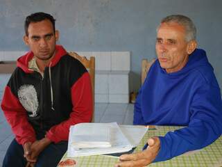 Irmão do soldado (à esquerda), Claudio dos Santos, diz que a situação é revoltante. (Foto: Simão Nogueira)