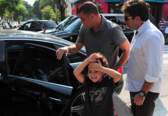  Ronaldo faz primeira apari&ccedil;&atilde;o com filho que tem com modelo douradense