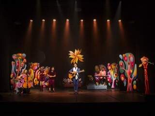 Espetáculo conta com a novidade da técnica do Teatro de Papel, com figuras bidimensionais que completam a cena. (Foto:  Amanda Areias)