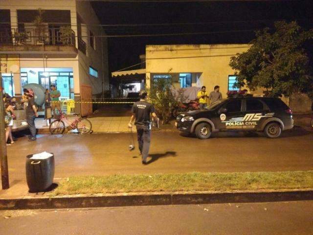 Homem &eacute; morto com tr&ecirc;s tiros ap&oacute;s namorado de sua ex invadir casa