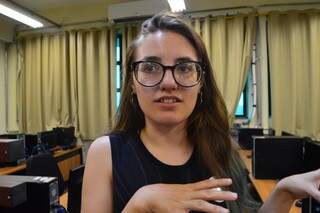 Julia Perondi tem 16 anos e quer criar jogo que a mulher seja mais valorizada (Foto: Alana Portela)