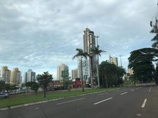 Céu parcialmente nublado em Campo Grande (Foto: Aletheya Alves)