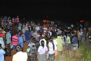 Multidão se aglomera em volta do corpo de adolescente morto na Bororó. (Foto: Osvaldo Duarte/Dourados News)