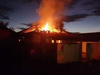 Morador viaja e quando volta, encontra casa destru&iacute;da por inc&ecirc;ndio