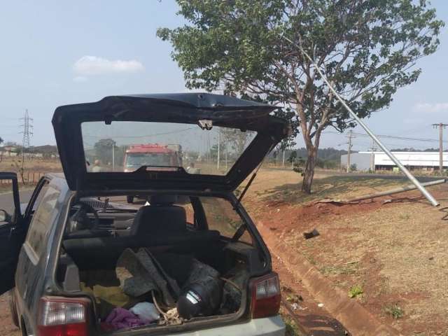 Ve&iacute;culo colide em dois postes, capota e motorista foge em avenida