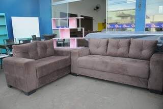 Conjuntos de sofás, confortáveis e de bom material.