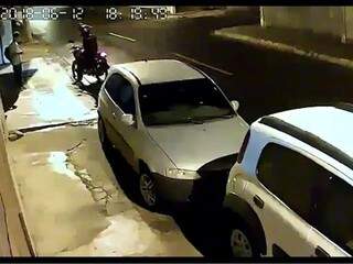 Câmeras de segurança mostram momento em que o ladrão de moto rende o militar (de camiseta branca) (Foto: Reprodução)