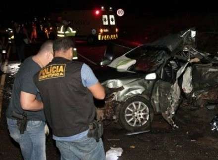 Carro bate em duas carretas e mata empres&aacute;rio, mulher e filha na 163