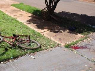 Bicicleta, faca e marcas de sangue ainda podem ser vistas na rua (Foto: Paulo Francis)