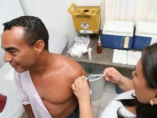 Homem sendo vacinado em posto de saúde da Capital; doses estão disponíveis em todas as unidades (Foto: Marcos Ermínio)