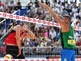 Saymon Barbosa tenta bloquear ataque polonês na etapa do Mundial (Foto: FIVB/Divulgação)