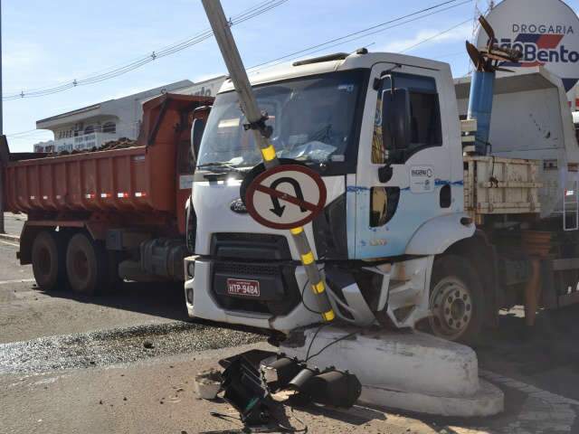  Desrespeito a sem&aacute;foro causa acidente entre caminh&otilde;es na avenida Zahran
