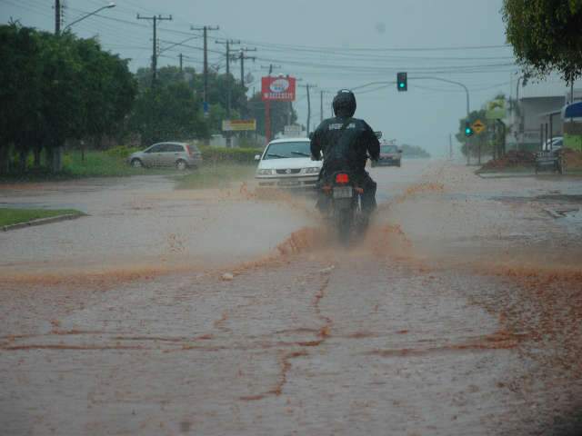  Chuva de 15 minutos foi suficiente para alagar ruas do bairro Nova Lima 