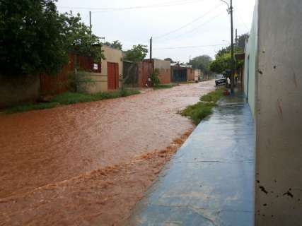 Chuva agrava situação de ruas sem pavimentação na Capital