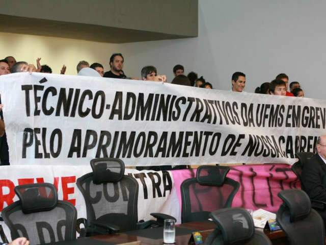  Em greve, professores e servidores da UFMS protestam na Assembleia