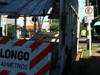 Carreta cegonha est&aacute; h&aacute; v&aacute;rios dias estacionada em vaga para idosos