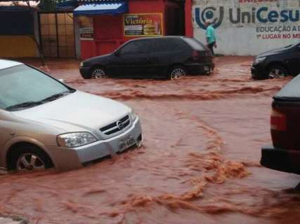 Muro de centro comercial desaba e água invade lojas nas Moreninhas