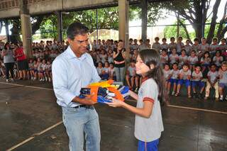 Prefeito continua a entrega dos kits de materiais escolares. Mais de mil alunos serão contemplados. (Foto: João Garrigó)